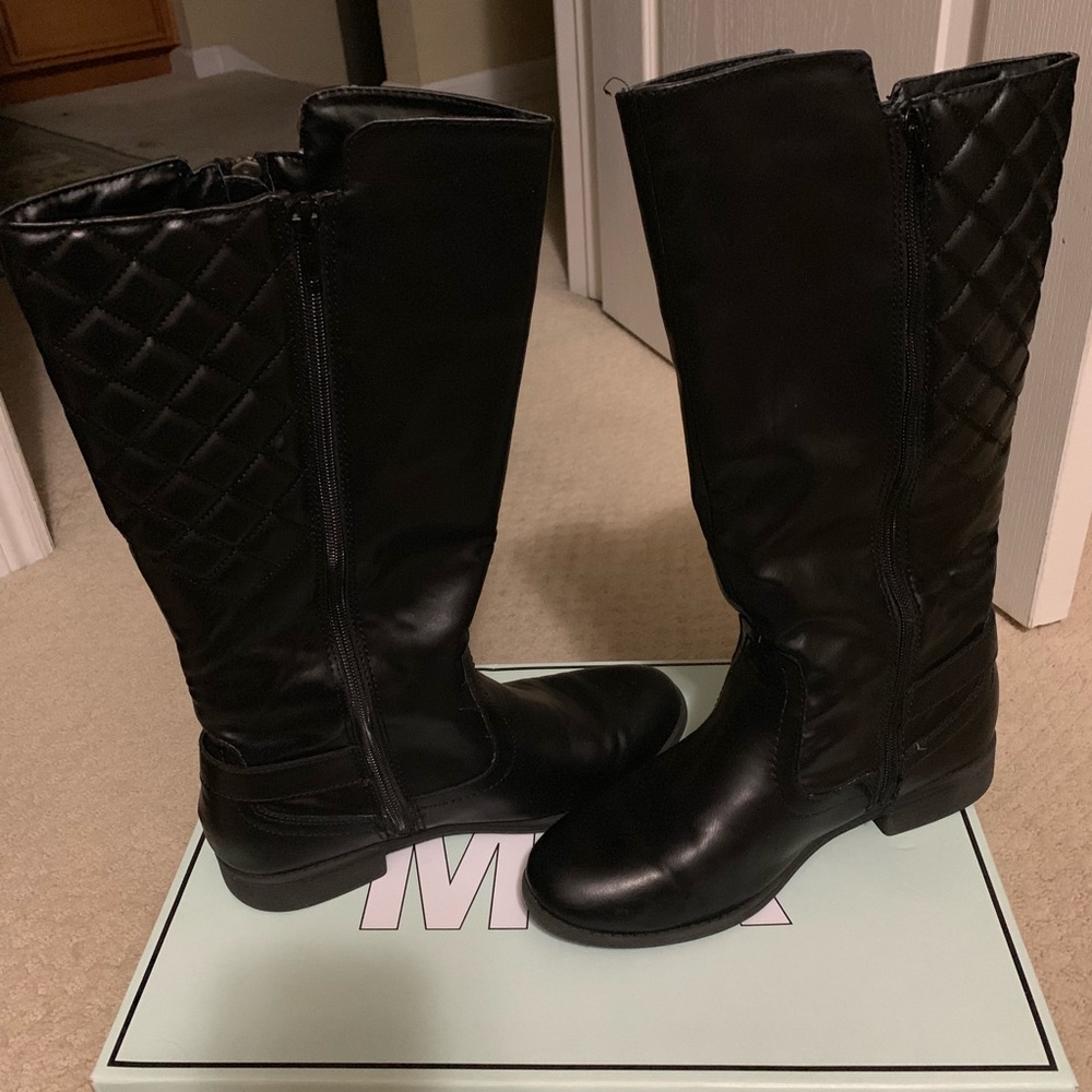 Boots - Picture 2 of 4